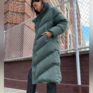 Aritzia “ The Cloud Puff” size S